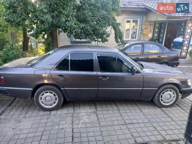 Мерседес Е-Класс 1995 в Хмельницком на Automoto.ua Серый Мерседес Е-Класс, объемом двигателя 2.5 л и пробегом 380 тыс. км за 5500 $, фото 5 на Automoto.ua