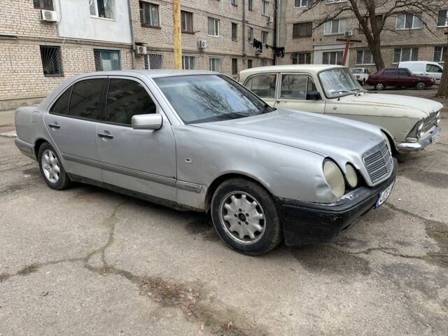 Сірий Мерседес Е-Клас, об'ємом двигуна 2 л та пробігом 400 тис. км за 1000 $, фото 3 на Automoto.ua