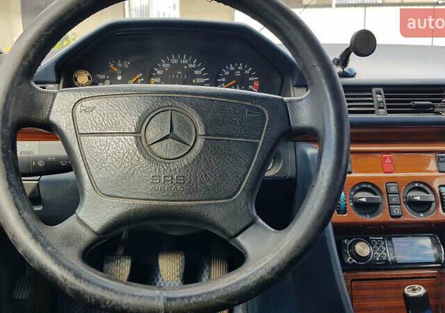 Мерседес Е-Класс 1995 в Ананьеве на Automoto.ua Серый Мерседес Е-Класс, объемом двигателя 2.2 л и пробегом 400 тыс. км за 3250 $, фото 3 на Automoto.ua