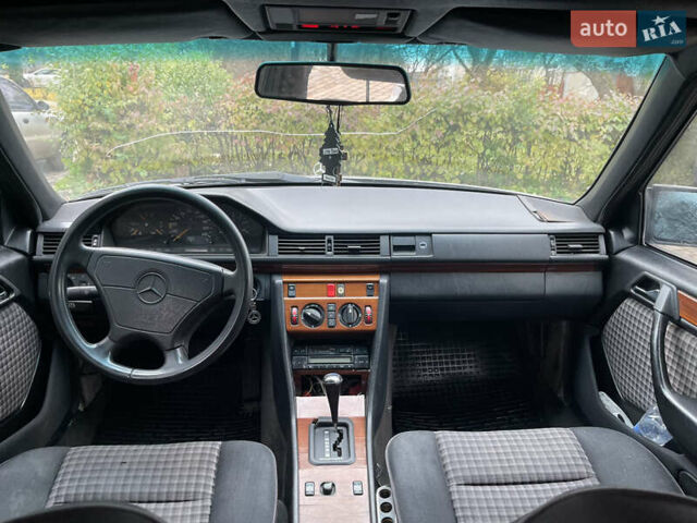 Серый Мерседес Е-Класс, объемом двигателя 3 л и пробегом 400 тыс. км за 3300 $, фото 11 на Automoto.ua