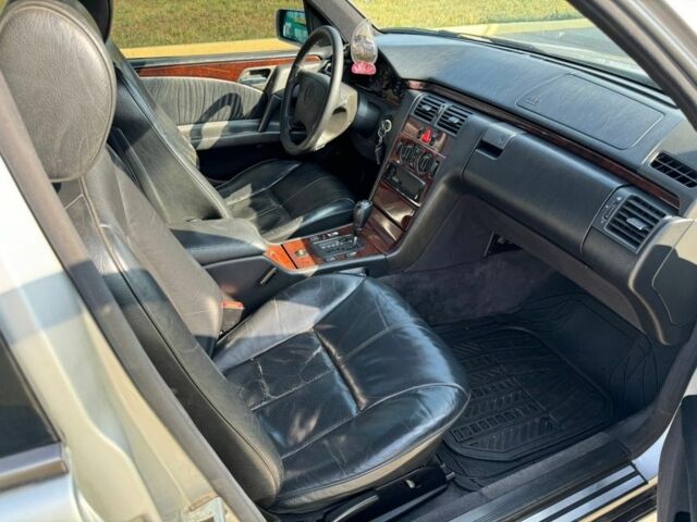 Мерседес Е-Класс 1995 в Белгород-Днестровском на Automoto.ua Серый Мерседес Е-Класс, объемом двигателя 3.2 л и пробегом 430 тыс. км за 4200 $, фото 2 на Automoto.ua