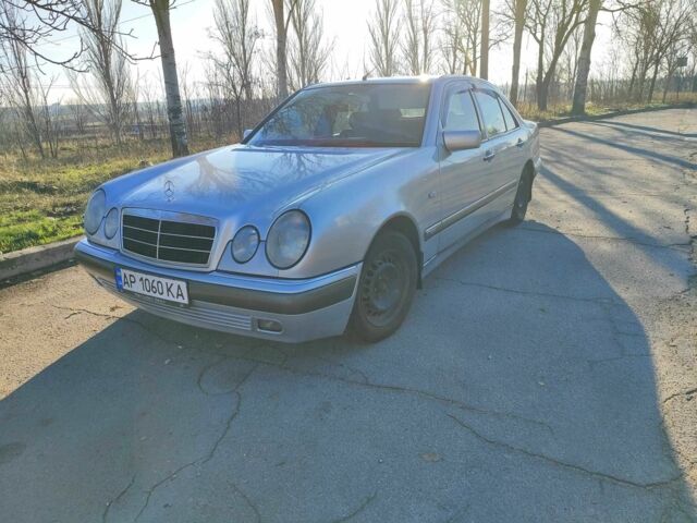 Серый Мерседес Е-Класс, объемом двигателя 2 л и пробегом 440 тыс. км за 3300 $, фото 5 на Automoto.ua