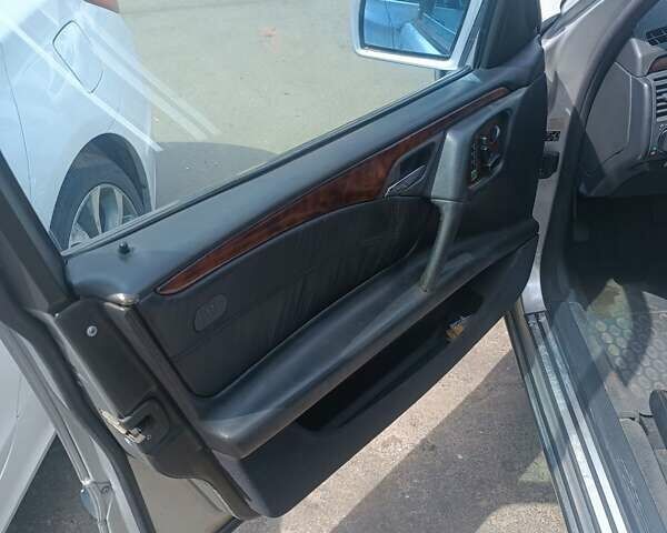 Сірий Мерседес Е-Клас, об'ємом двигуна 3.2 л та пробігом 437 тис. км за 3500 $, фото 7 на Automoto.ua