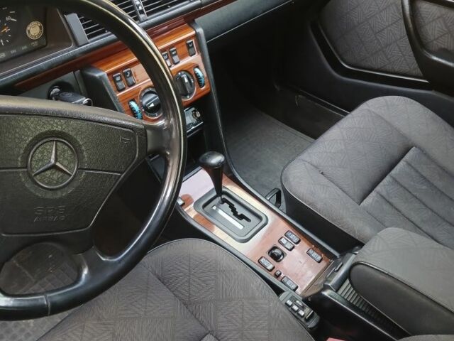 Серый Мерседес Е-Класс, объемом двигателя 3 л и пробегом 460 тыс. км за 3500 $, фото 4 на Automoto.ua