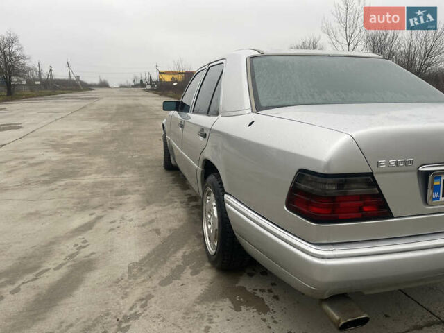 Серый Мерседес Е-Класс, объемом двигателя 3 л и пробегом 400 тыс. км за 3000 $, фото 4 на Automoto.ua