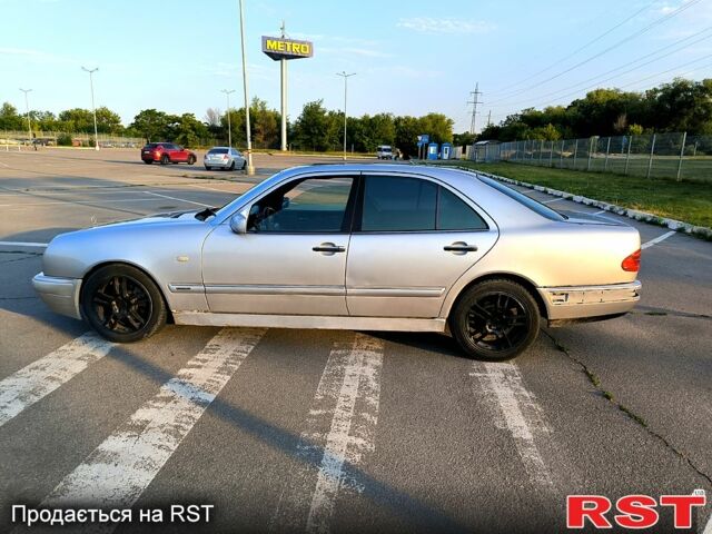 Серый Мерседес Е-Класс, объемом двигателя 2.2 л и пробегом 300 тыс. км за 2500 $, фото 6 на Automoto.ua