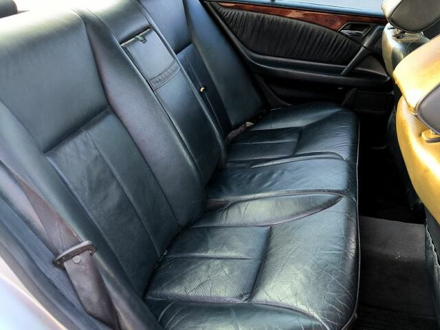 Серый Мерседес Е-Класс, объемом двигателя 2.2 л и пробегом 300 тыс. км за 2500 $, фото 9 на Automoto.ua