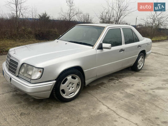 Серый Мерседес Е-Класс, объемом двигателя 3 л и пробегом 400 тыс. км за 3000 $, фото 1 на Automoto.ua