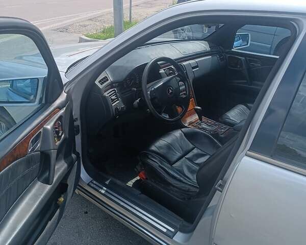 Сірий Мерседес Е-Клас, об'ємом двигуна 3.2 л та пробігом 437 тис. км за 3500 $, фото 4 на Automoto.ua