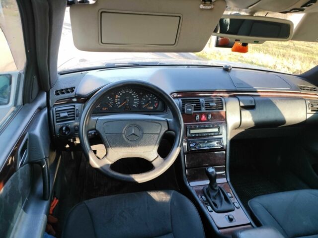 Серый Мерседес Е-Класс, объемом двигателя 2 л и пробегом 440 тыс. км за 3300 $, фото 4 на Automoto.ua