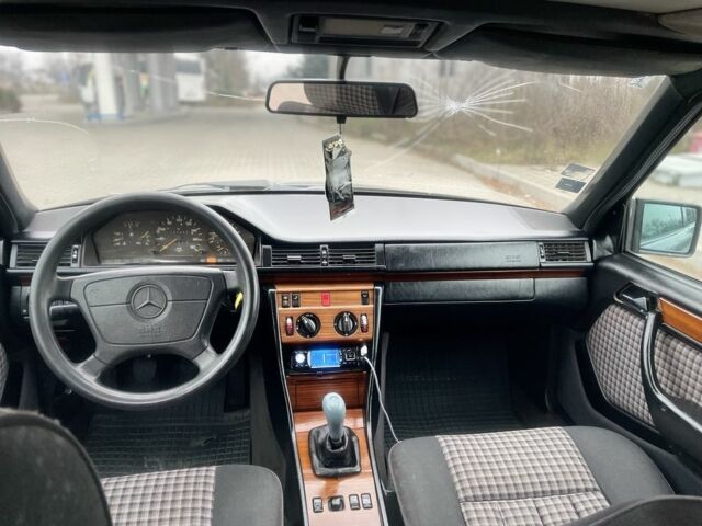 Серый Мерседес Е-Класс, объемом двигателя 2 л и пробегом 700 тыс. км за 1000 $, фото 12 на Automoto.ua