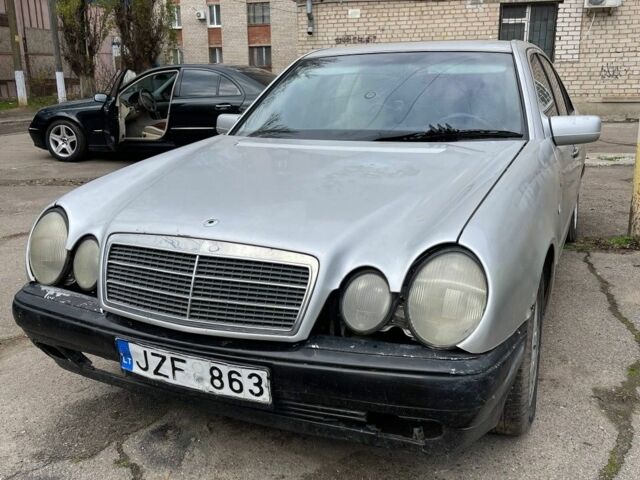 Сірий Мерседес Е-Клас, об'ємом двигуна 2 л та пробігом 400 тис. км за 1000 $, фото 4 на Automoto.ua