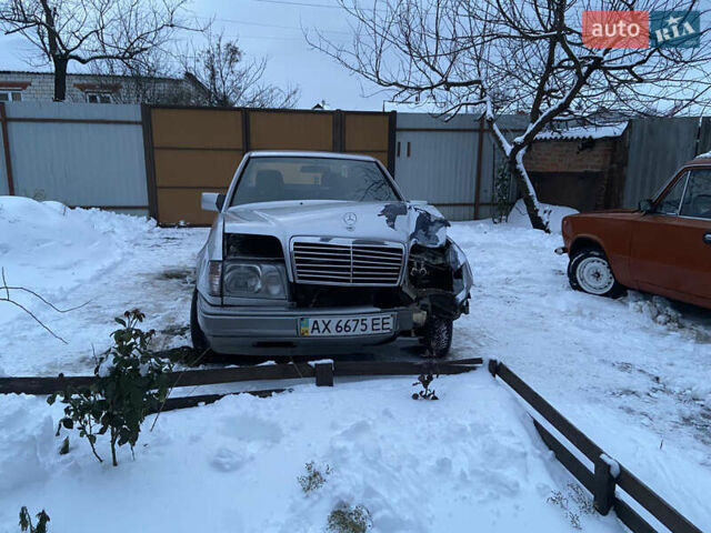 Серый Мерседес Е-Класс, объемом двигателя 2 л и пробегом 470 тыс. км за 1500 $, фото 7 на Automoto.ua