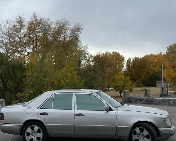 Сірий Мерседес Е-Клас, об'ємом двигуна 2.2 л та пробігом 456 тис. км за 3000 $, фото 3 на Automoto.ua