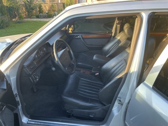 Серый Мерседес Е-Класс, объемом двигателя 2.5 л и пробегом 465 тыс. км за 3500 $, фото 9 на Automoto.ua