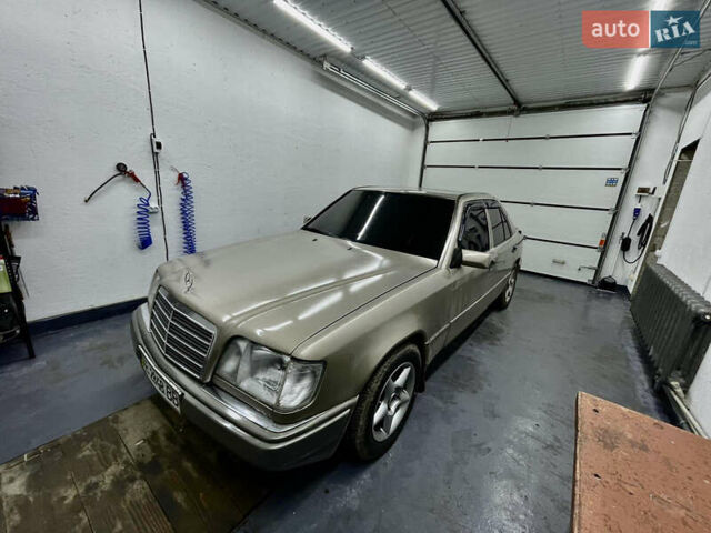 Серый Мерседес Е-Класс, объемом двигателя 2.2 л и пробегом 430 тыс. км за 3999 $, фото 1 на Automoto.ua