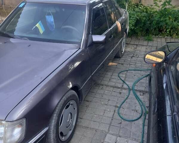 Мерседес Е-Класс 1995 в Хмельницком на Automoto.ua Серый Мерседес Е-Класс, объемом двигателя 2.5 л и пробегом 380 тыс. км за 5500 $, фото 4 на Automoto.ua