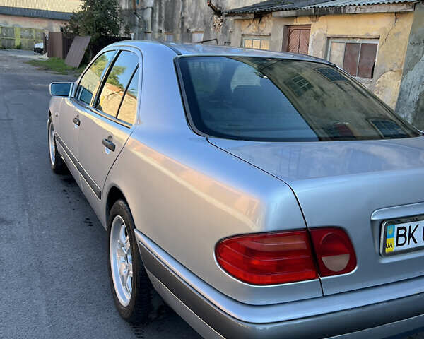 Сірий Мерседес Е-Клас, об'ємом двигуна 2 л та пробігом 440 тис. км за 2600 $, фото 5 на Automoto.ua