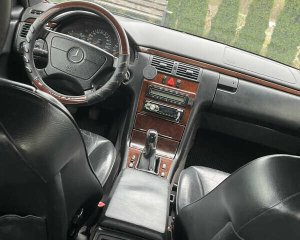 Серый Мерседес Е-Класс, объемом двигателя 2 л и пробегом 348 тыс. км за 3700 $, фото 8 на Automoto.ua