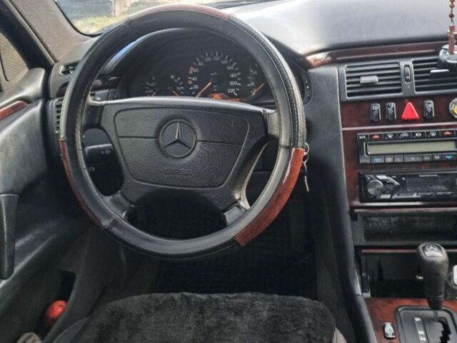 Сірий Мерседес Е-Клас, об'ємом двигуна 3 л та пробігом 270 тис. км за 2100 $, фото 15 на Automoto.ua