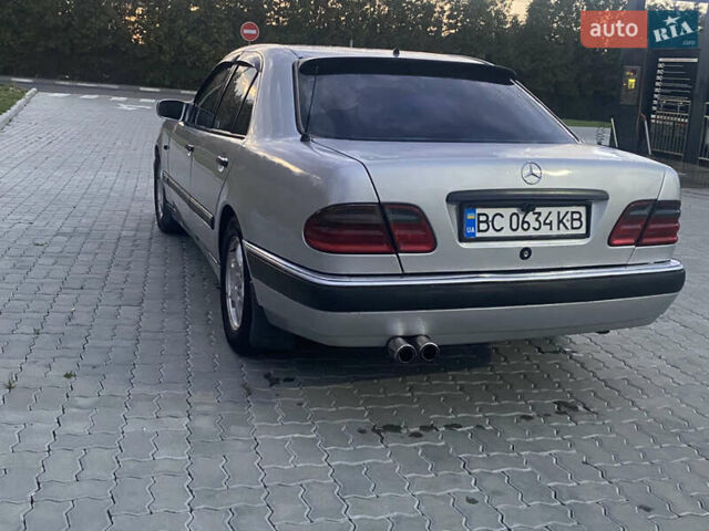 Сірий Мерседес Е-Клас, об'ємом двигуна 2 л та пробігом 433 тис. км за 2999 $, фото 1 на Automoto.ua