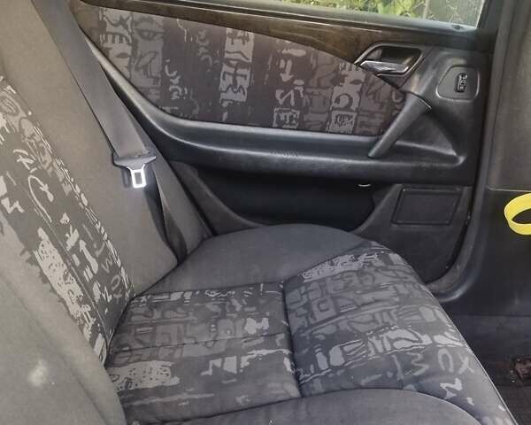 Серый Мерседес Е-Класс, объемом двигателя 2 л и пробегом 450 тыс. км за 3200 $, фото 8 на Automoto.ua