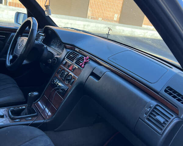 Сірий Мерседес Е-Клас, об'ємом двигуна 2 л та пробігом 440 тис. км за 2600 $, фото 10 на Automoto.ua