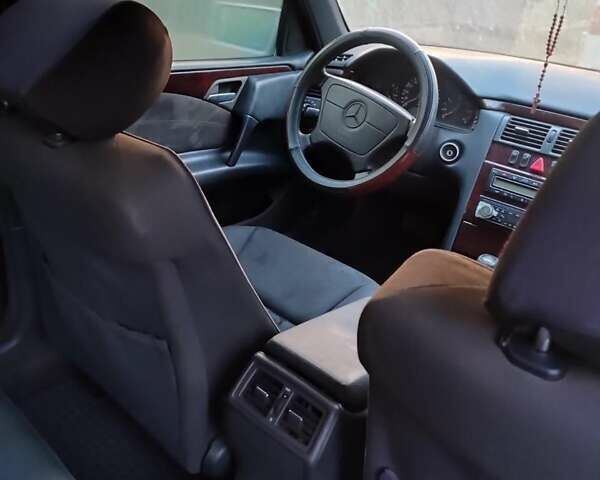 Сірий Мерседес Е-Клас, об'ємом двигуна 3 л та пробігом 500 тис. км за 2000 $, фото 9 на Automoto.ua