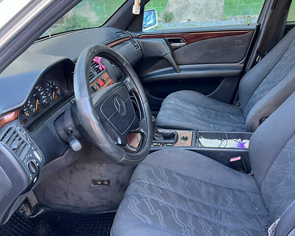 Сірий Мерседес Е-Клас, об'ємом двигуна 2 л та пробігом 440 тис. км за 2600 $, фото 13 на Automoto.ua