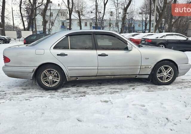 Серый Мерседес Е-Класс, объемом двигателя 2.8 л и пробегом 383 тыс. км за 2700 $, фото 5 на Automoto.ua