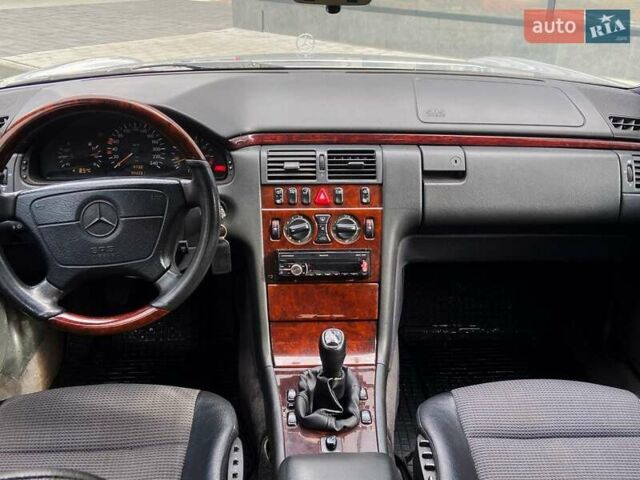 Серый Мерседес Е-Класс, объемом двигателя 2.3 л и пробегом 346 тыс. км за 4550 $, фото 9 на Automoto.ua