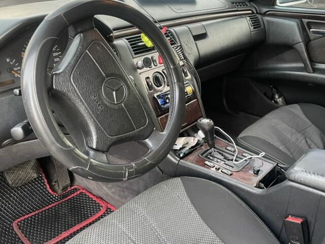 Серый Мерседес Е-Класс, объемом двигателя 0 л и пробегом 322 тыс. км за 3200 $, фото 4 на Automoto.ua