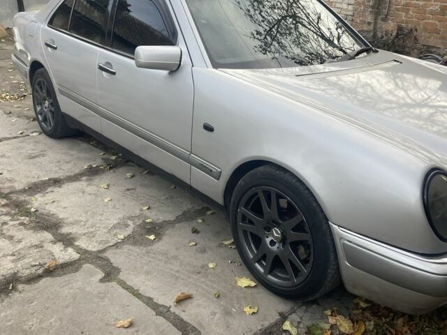 Сірий Мерседес Е-Клас, об'ємом двигуна 0 л та пробігом 325 тис. км за 3700 $, фото 1 на Automoto.ua