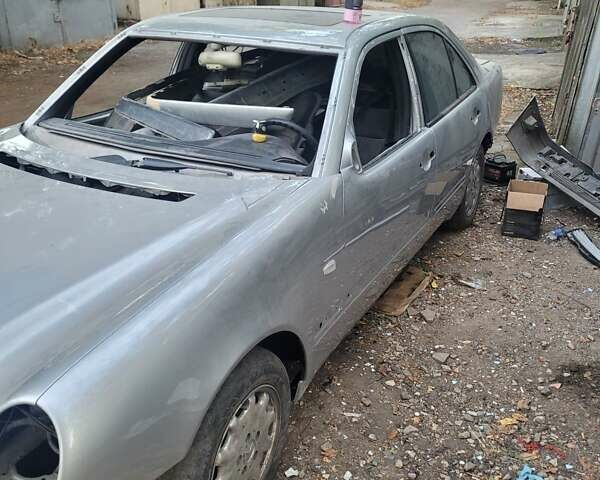 Сірий Мерседес Е-Клас, об'ємом двигуна 2.2 л та пробігом 470 тис. км за 1000 $, фото 1 на Automoto.ua