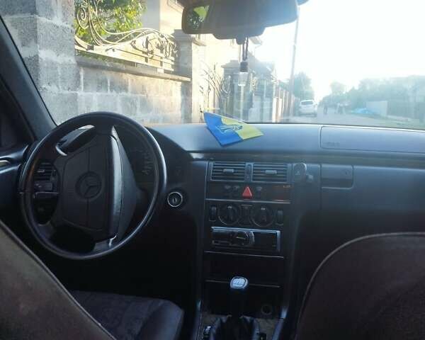 Серый Мерседес Е-Класс, объемом двигателя 2 л и пробегом 450 тыс. км за 3200 $, фото 7 на Automoto.ua