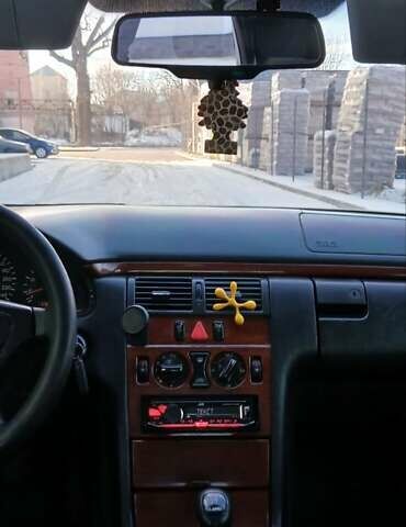 Серый Мерседес Е-Класс, объемом двигателя 2 л и пробегом 344 тыс. км за 3300 $, фото 25 на Automoto.ua