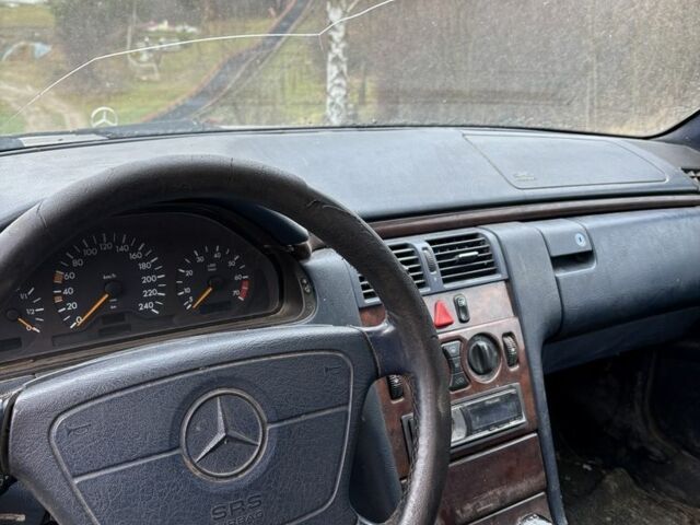 Серый Мерседес Е-Класс, объемом двигателя 2 л и пробегом 329 тыс. км за 1550 $, фото 5 на Automoto.ua