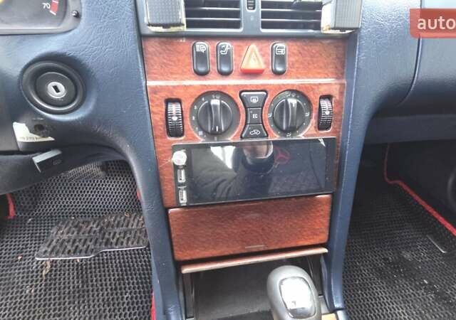 Серый Мерседес Е-Класс, объемом двигателя 2.8 л и пробегом 383 тыс. км за 2700 $, фото 11 на Automoto.ua