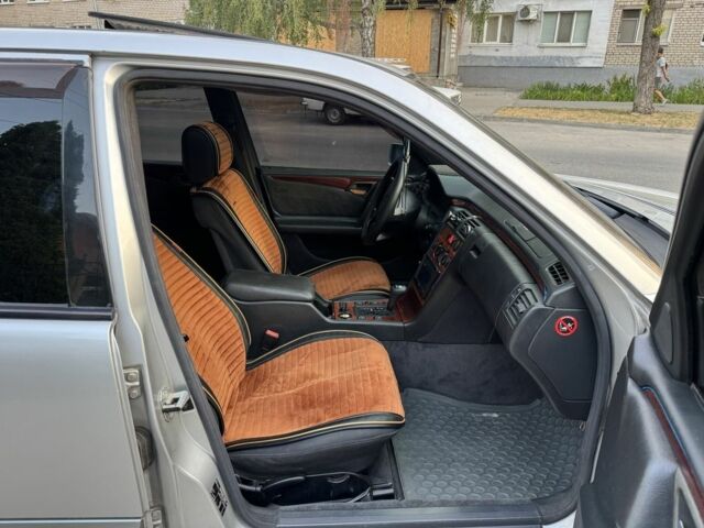 Сірий Мерседес Е-Клас, об'ємом двигуна 0 л та пробігом 229 тис. км за 1800 $, фото 12 на Automoto.ua