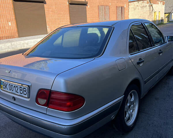 Сірий Мерседес Е-Клас, об'ємом двигуна 2 л та пробігом 440 тис. км за 2600 $, фото 6 на Automoto.ua