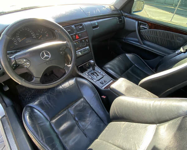 Сірий Мерседес Е-Клас, об'ємом двигуна 2.2 л та пробігом 300 тис. км за 3000 $, фото 12 на Automoto.ua