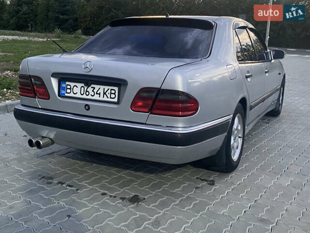 Сірий Мерседес Е-Клас, об'ємом двигуна 2 л та пробігом 433 тис. км за 2999 $, фото 2 на Automoto.ua