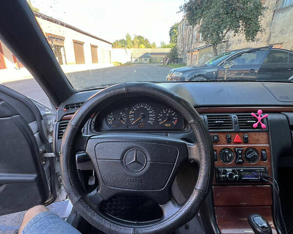 Сірий Мерседес Е-Клас, об'ємом двигуна 2 л та пробігом 440 тис. км за 2600 $, фото 14 на Automoto.ua