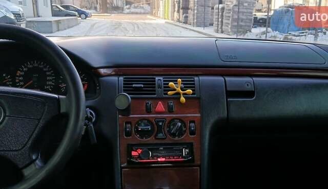 Серый Мерседес Е-Класс, объемом двигателя 2 л и пробегом 344 тыс. км за 3300 $, фото 6 на Automoto.ua