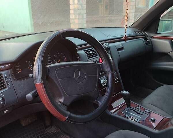 Сірий Мерседес Е-Клас, об'ємом двигуна 3 л та пробігом 500 тис. км за 2000 $, фото 2 на Automoto.ua