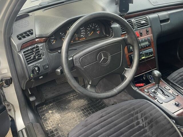 Сірий Мерседес Е-Клас, об'ємом двигуна 0 л та пробігом 325 тис. км за 3700 $, фото 6 на Automoto.ua