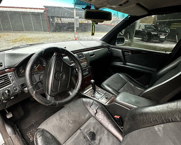 Мерседес Е-Класс 1996 в Полонном на Automoto.ua Серый Мерседес Е-Класс, объемом двигателя 3.2 л и пробегом 450 тыс. км за 3000 $, фото 4 на Automoto.ua
