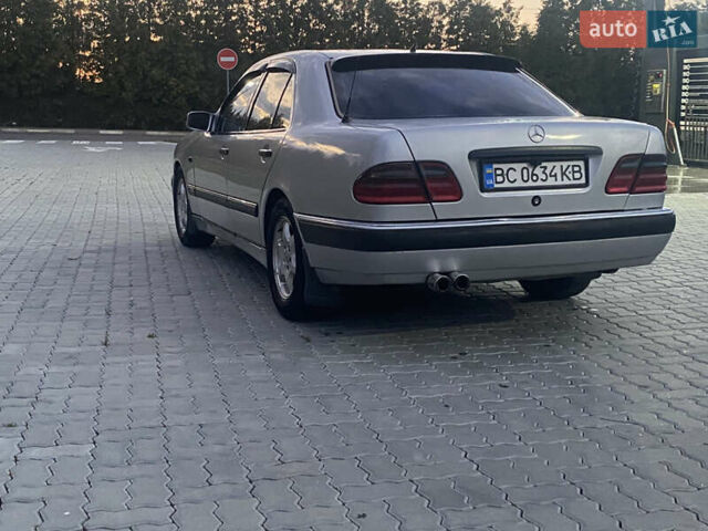 Сірий Мерседес Е-Клас, об'ємом двигуна 2 л та пробігом 433 тис. км за 2999 $, фото 5 на Automoto.ua