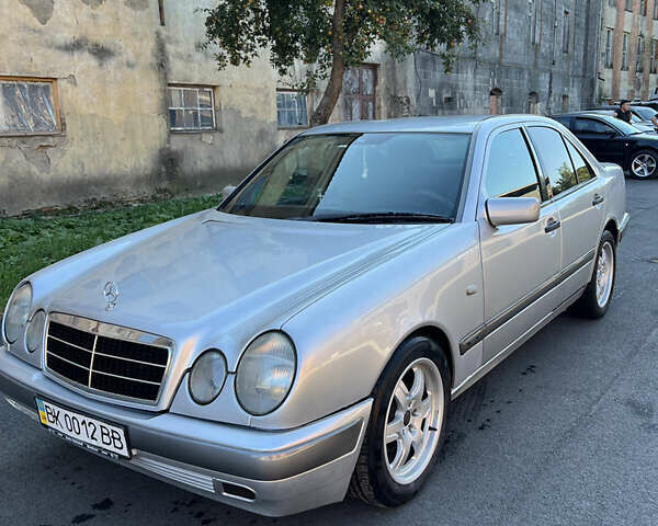 Сірий Мерседес Е-Клас, об'ємом двигуна 2 л та пробігом 440 тис. км за 2600 $, фото 2 на Automoto.ua