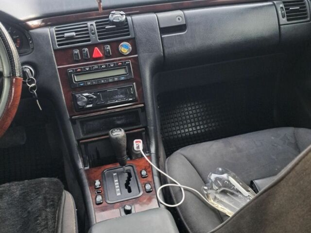 Сірий Мерседес Е-Клас, об'ємом двигуна 3 л та пробігом 270 тис. км за 2100 $, фото 11 на Automoto.ua